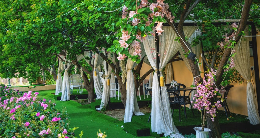 https://mdw-travel-data-us-east-1.s3.amazonaws.com/img/country/Saudi-Arabia/Rose-Factory/img_00.jpg