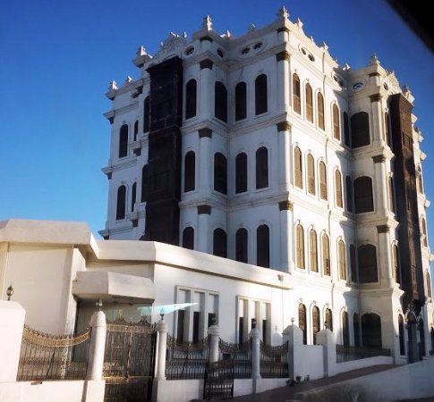 https://mdw-travel-data-us-east-1.s3.amazonaws.com/img/country/Saudi-Arabia/Shubra-Palace-Park/img_01.jpg