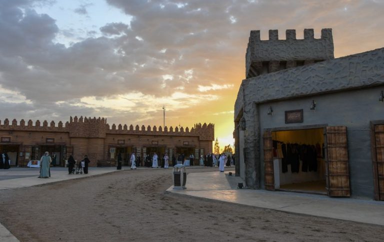 https://mdw-travel-data-us-east-1.s3.amazonaws.com/img/country/Saudi-Arabia/Souk-Okaz/img_01.jpg