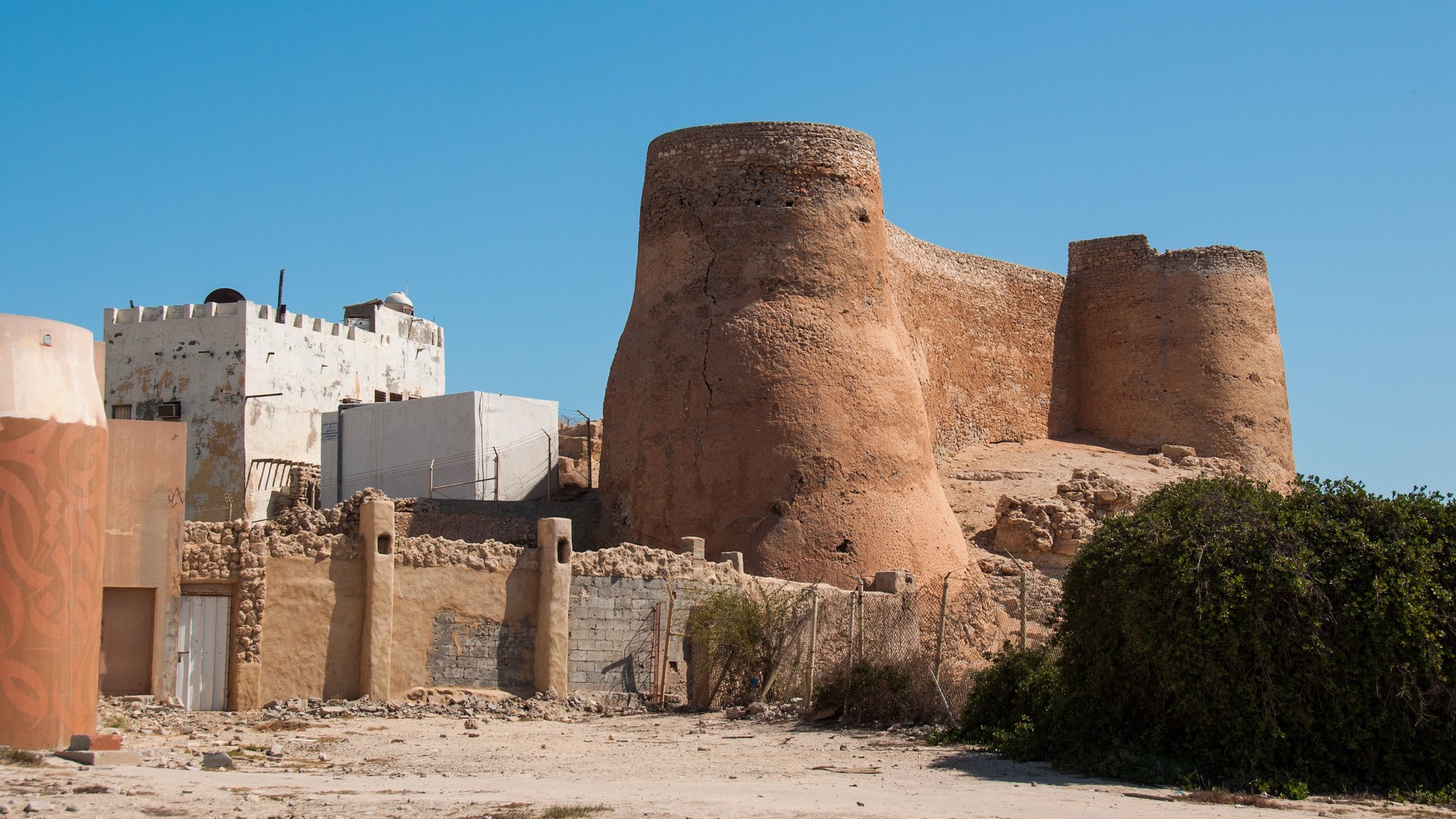 https://mdw-travel-data-us-east-1.s3.amazonaws.com/img/country/Saudi-Arabia/Tarout-Castle/img_00.jpg
