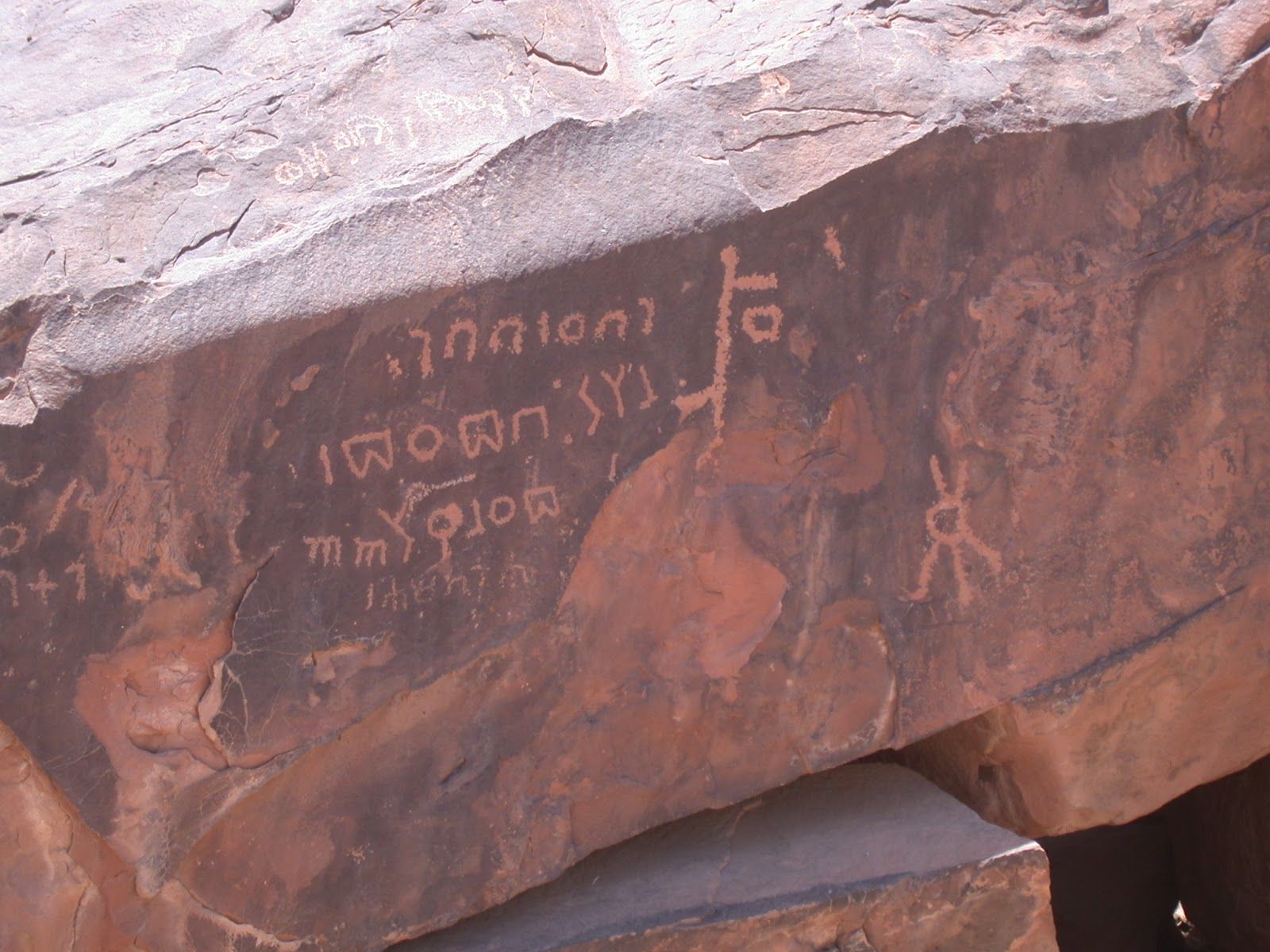 https://mdw-travel-data-us-east-1.s3.amazonaws.com/img/country/Saudi-Arabia/The-Rock-Inscriptions/img_02.jpg