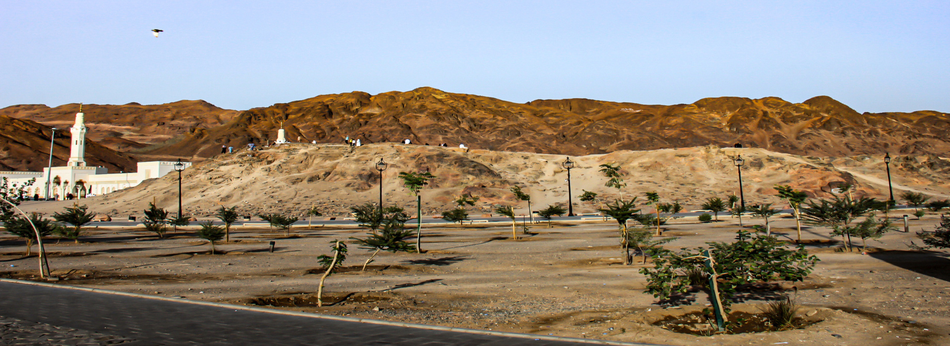 https://mdw-travel-data-us-east-1.s3.amazonaws.com/img/country/Saudi-Arabia/Uhud-Martyrs-Cemetery/img_01.jpg