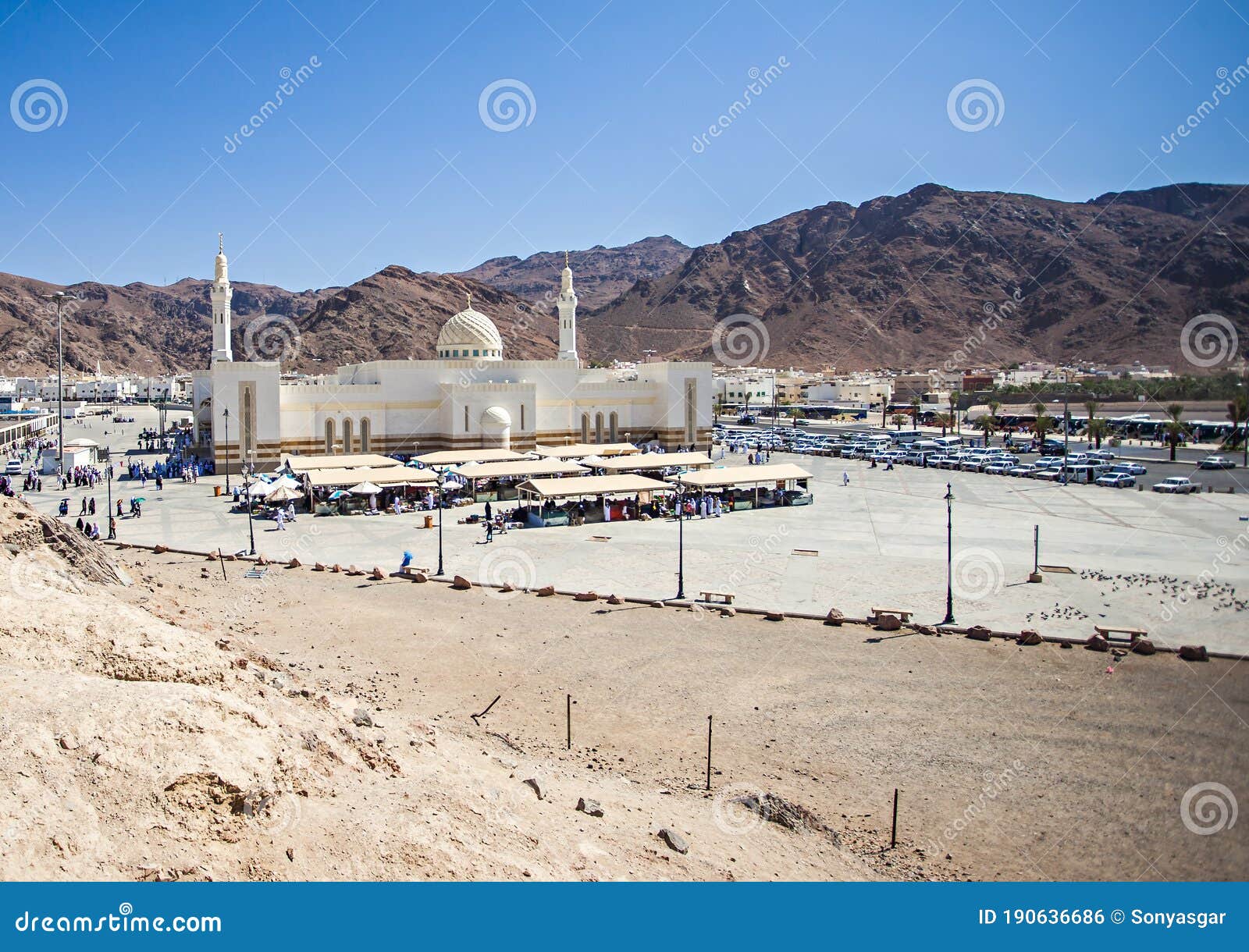 https://mdw-travel-data-us-east-1.s3.amazonaws.com/img/country/Saudi-Arabia/Uhud-Mosque/img_03.jpg