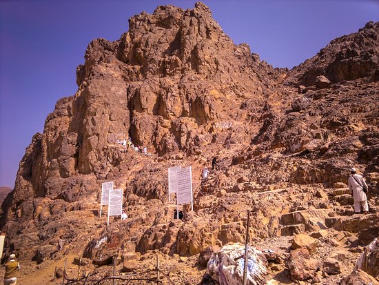 https://mdw-travel-data-us-east-1.s3.amazonaws.com/img/country/Saudi-Arabia/Uhud-Mountain/img_02.jpg