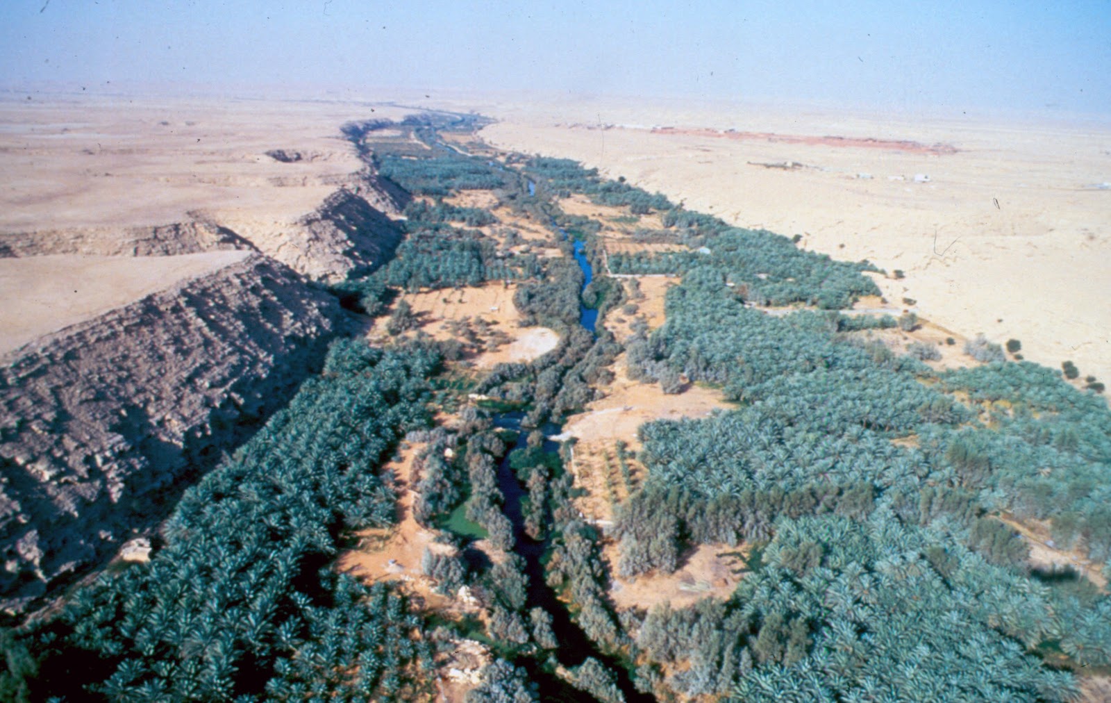 https://mdw-travel-data-us-east-1.s3.amazonaws.com/img/country/Saudi-Arabia/Wadi-Hanifa/img_02.jpg