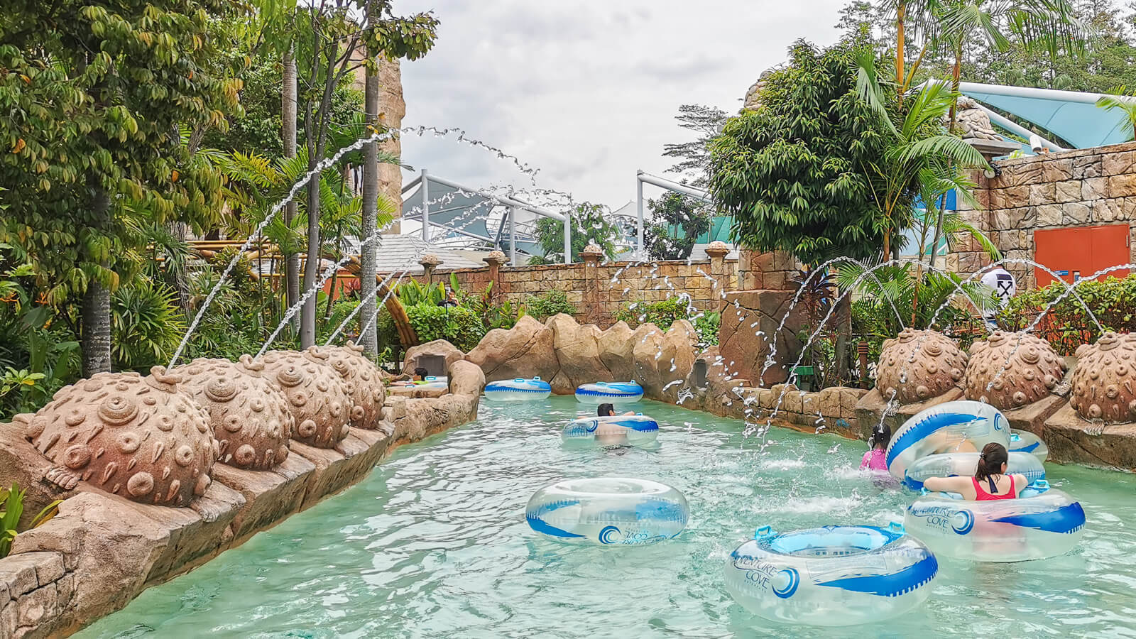 https://mdw-travel-data-us-east-1.s3.amazonaws.com/img/country/Singapore/Adventure-Cove-Waterpark/img_00.jpg