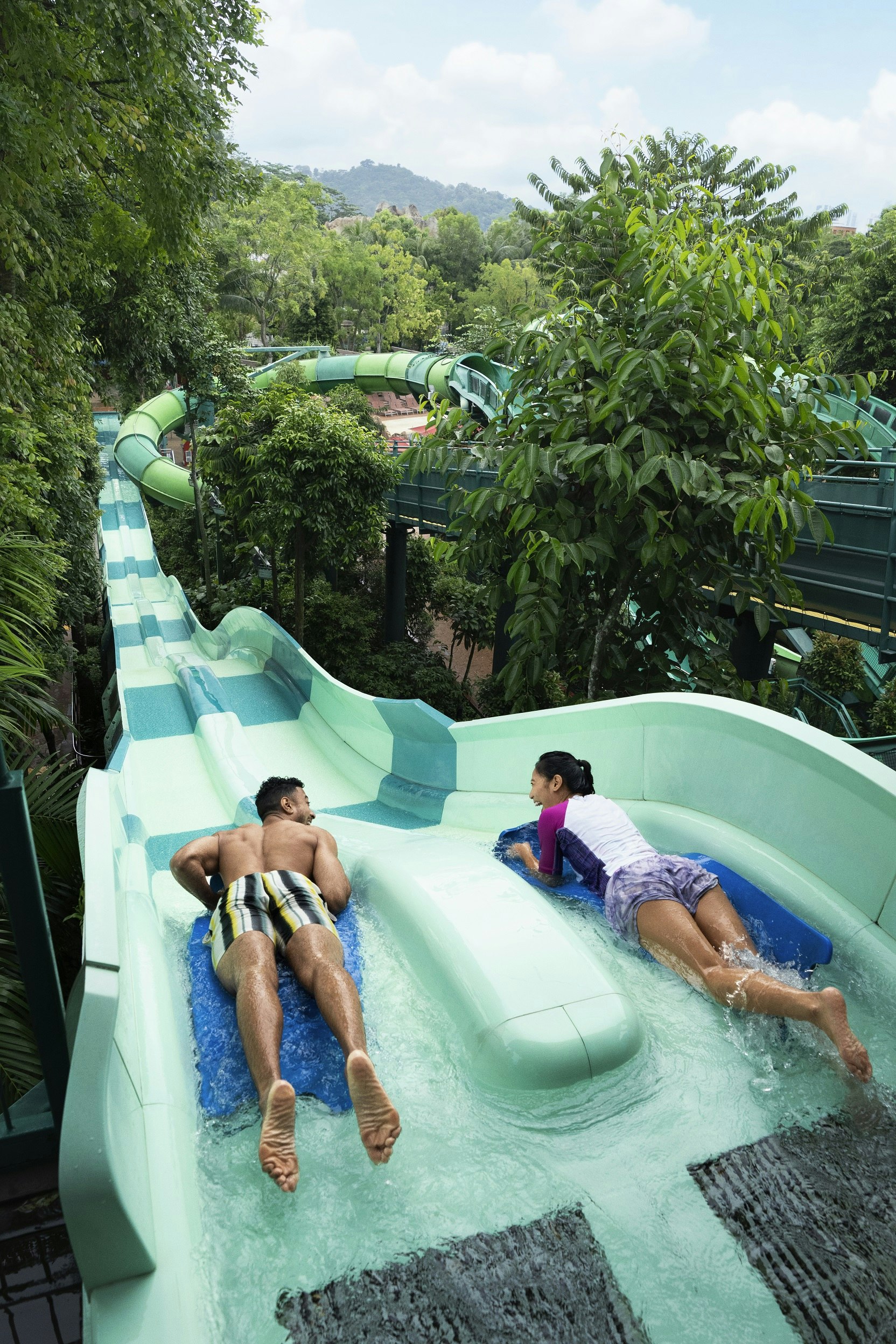 https://mdw-travel-data-us-east-1.s3.amazonaws.com/img/country/Singapore/Adventure-Cove-Waterpark/img_01.jpg