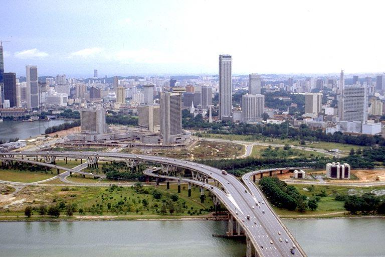 https://mdw-travel-data-us-east-1.s3.amazonaws.com/img/country/Singapore/Benjamin-Sheares-Bridge/img_01.jpg