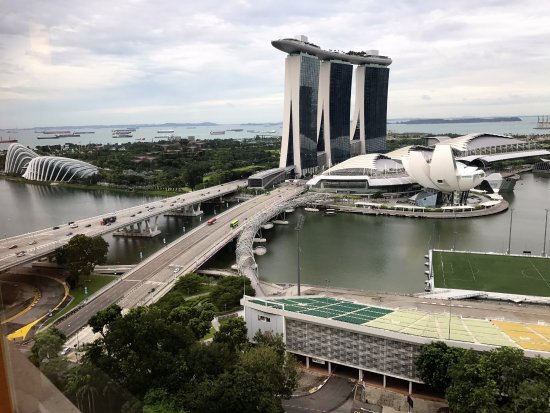 https://mdw-travel-data-us-east-1.s3.amazonaws.com/img/country/Singapore/Benjamin-Sheares-Bridge/img_02.jpg