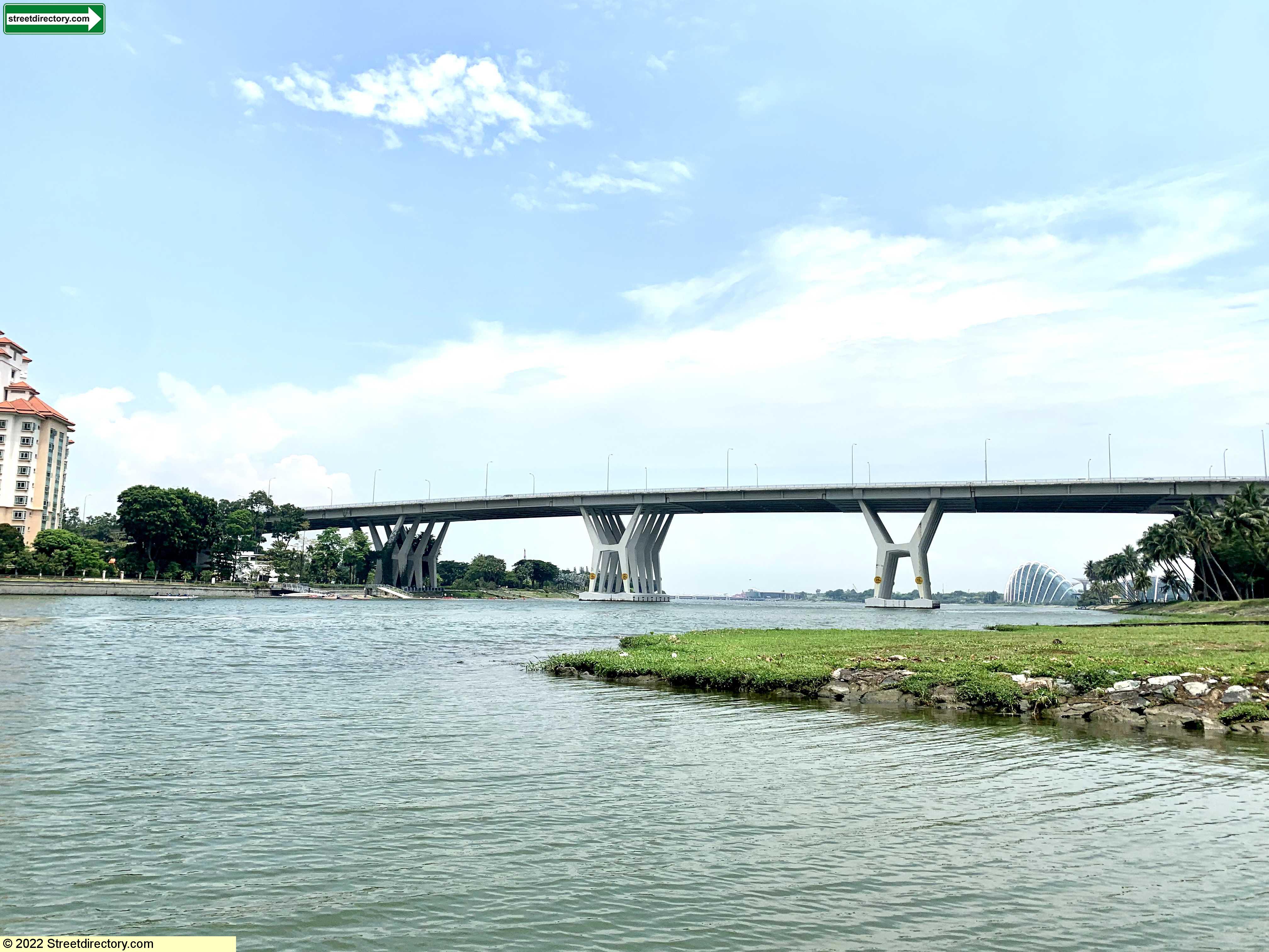 https://mdw-travel-data-us-east-1.s3.amazonaws.com/img/country/Singapore/Benjamin-Sheares-Bridge/img_03.jpg