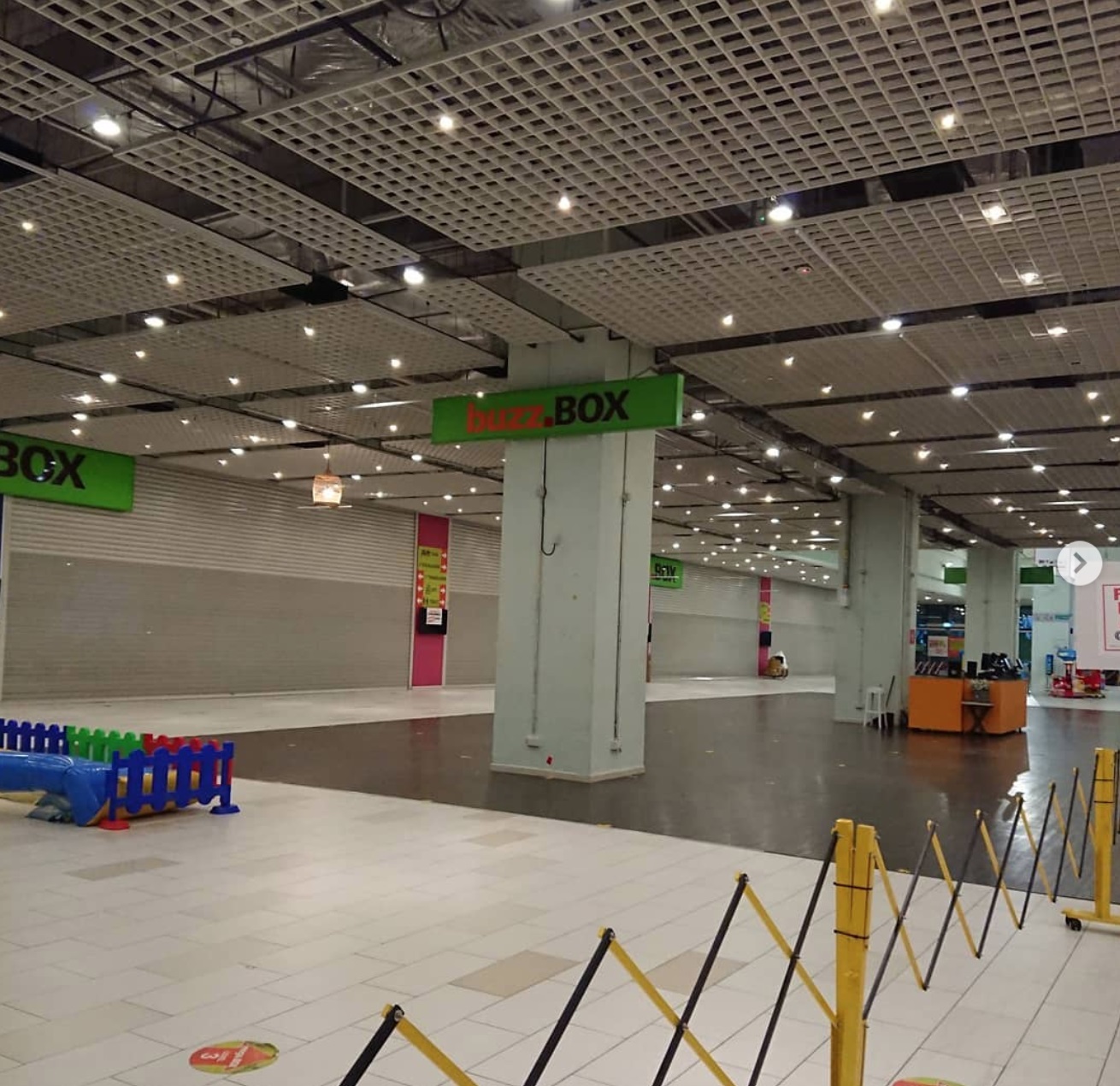 https://mdw-travel-data-us-east-1.s3.amazonaws.com/img/country/Singapore/Big-Box-Shopping-Mall/img_03.jpg