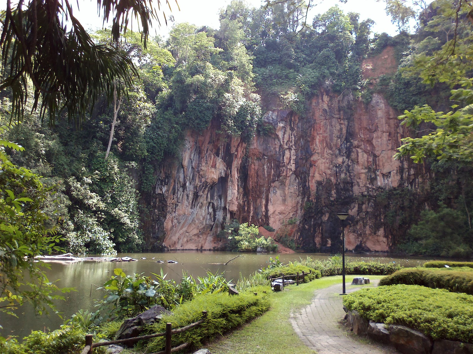https://mdw-travel-data-us-east-1.s3.amazonaws.com/img/country/Singapore/Bukit-Batok-Nature-Park/img_03.jpg