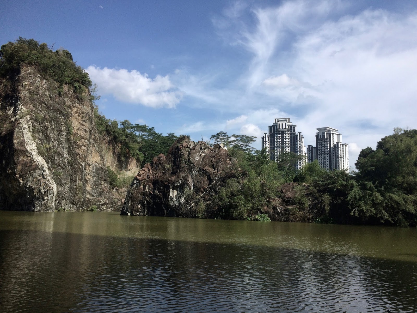 https://mdw-travel-data-us-east-1.s3.amazonaws.com/img/country/Singapore/Bukit-Batok-Town-Park--Little-Guilin-/img_02.jpg