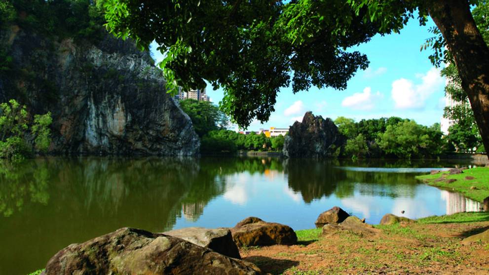 https://mdw-travel-data-us-east-1.s3.amazonaws.com/img/country/Singapore/Bukit-Batok-Town-Park/img_00.jpg