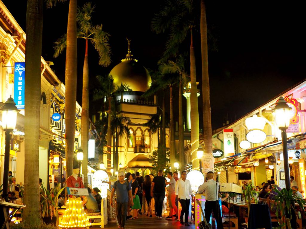https://mdw-travel-data-us-east-1.s3.amazonaws.com/img/country/Singapore/Bussorah-Street/img_01.jpg
