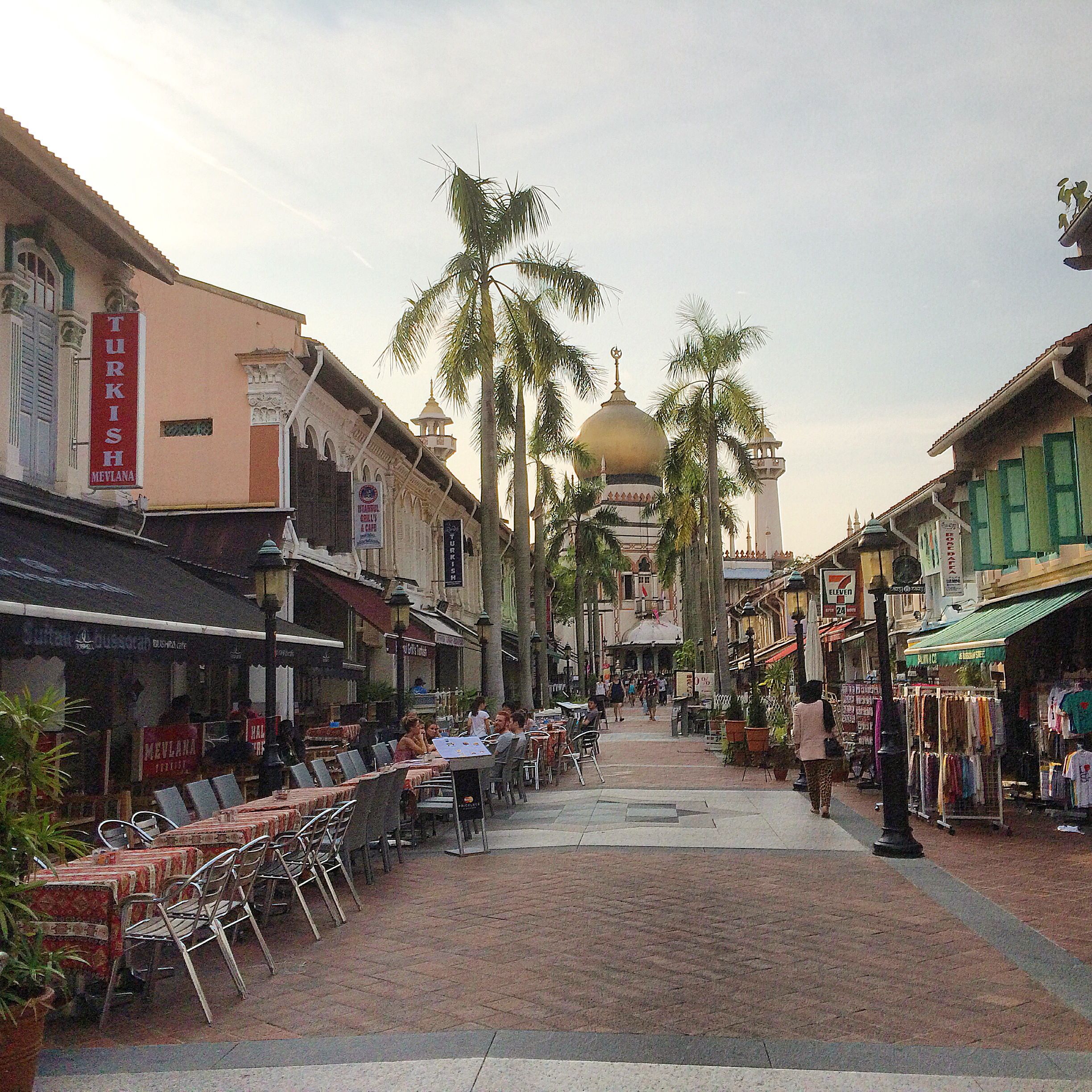 https://mdw-travel-data-us-east-1.s3.amazonaws.com/img/country/Singapore/Bussorah-Street/img_03.jpg