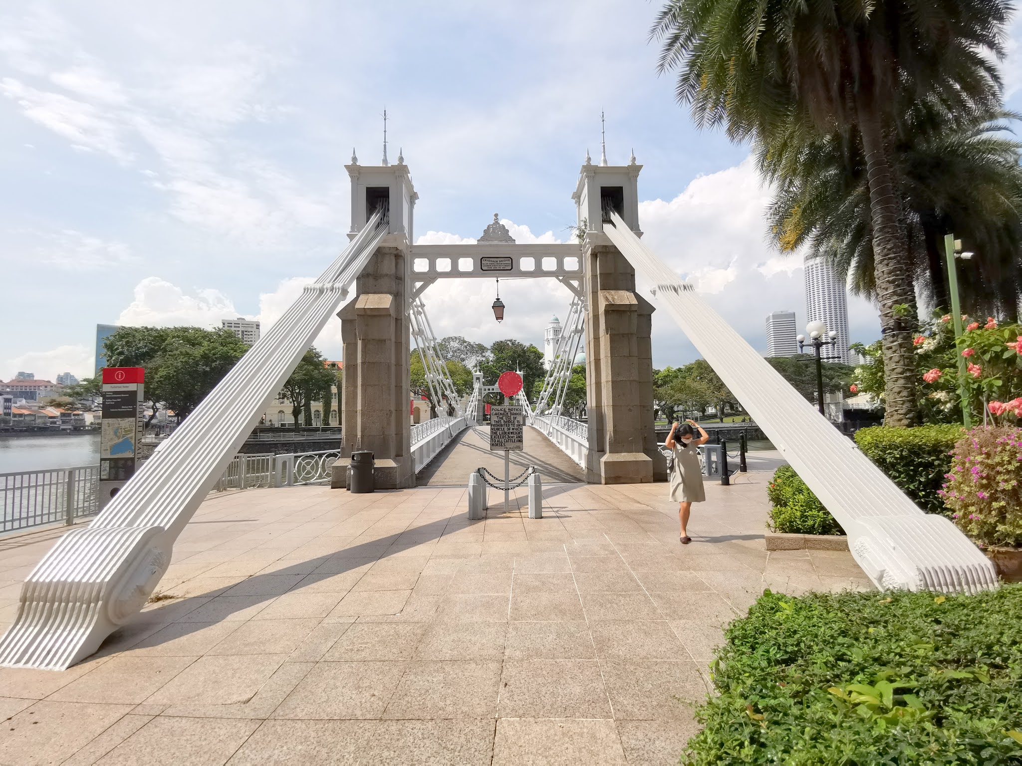 https://mdw-travel-data-us-east-1.s3.amazonaws.com/img/country/Singapore/Cavenagh-Bridge/img_03.jpg