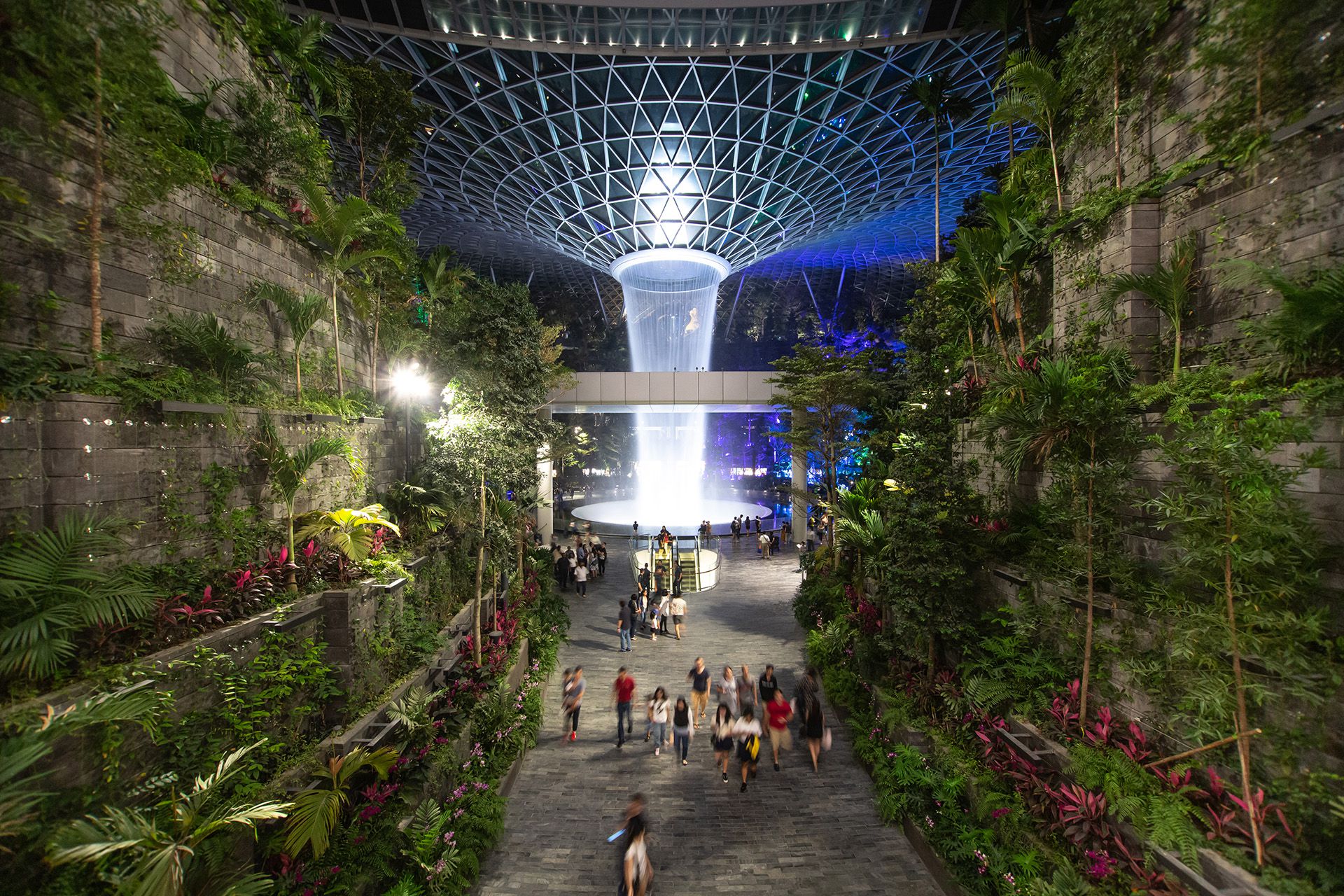https://mdw-travel-data-us-east-1.s3.amazonaws.com/img/country/Singapore/Changi-Airport-Singapore/img_02.jpg