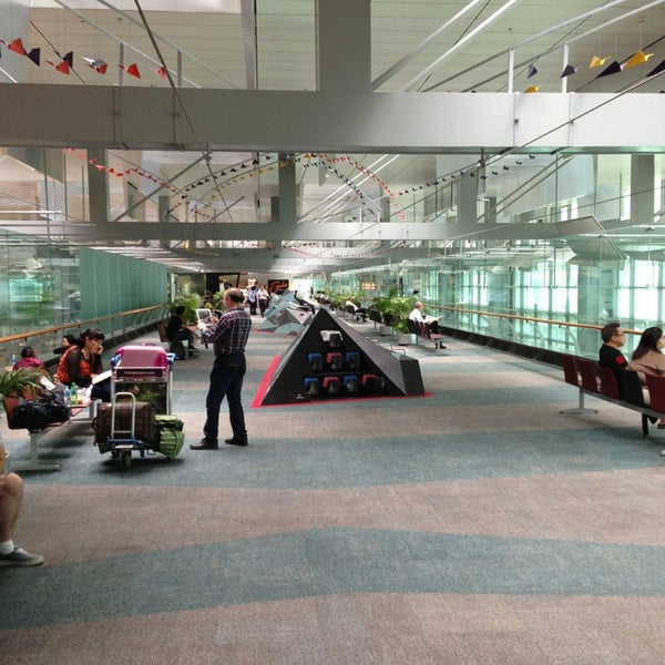https://mdw-travel-data-us-east-1.s3.amazonaws.com/img/country/Singapore/Changi-Aviation-Gallery/img_03.jpg