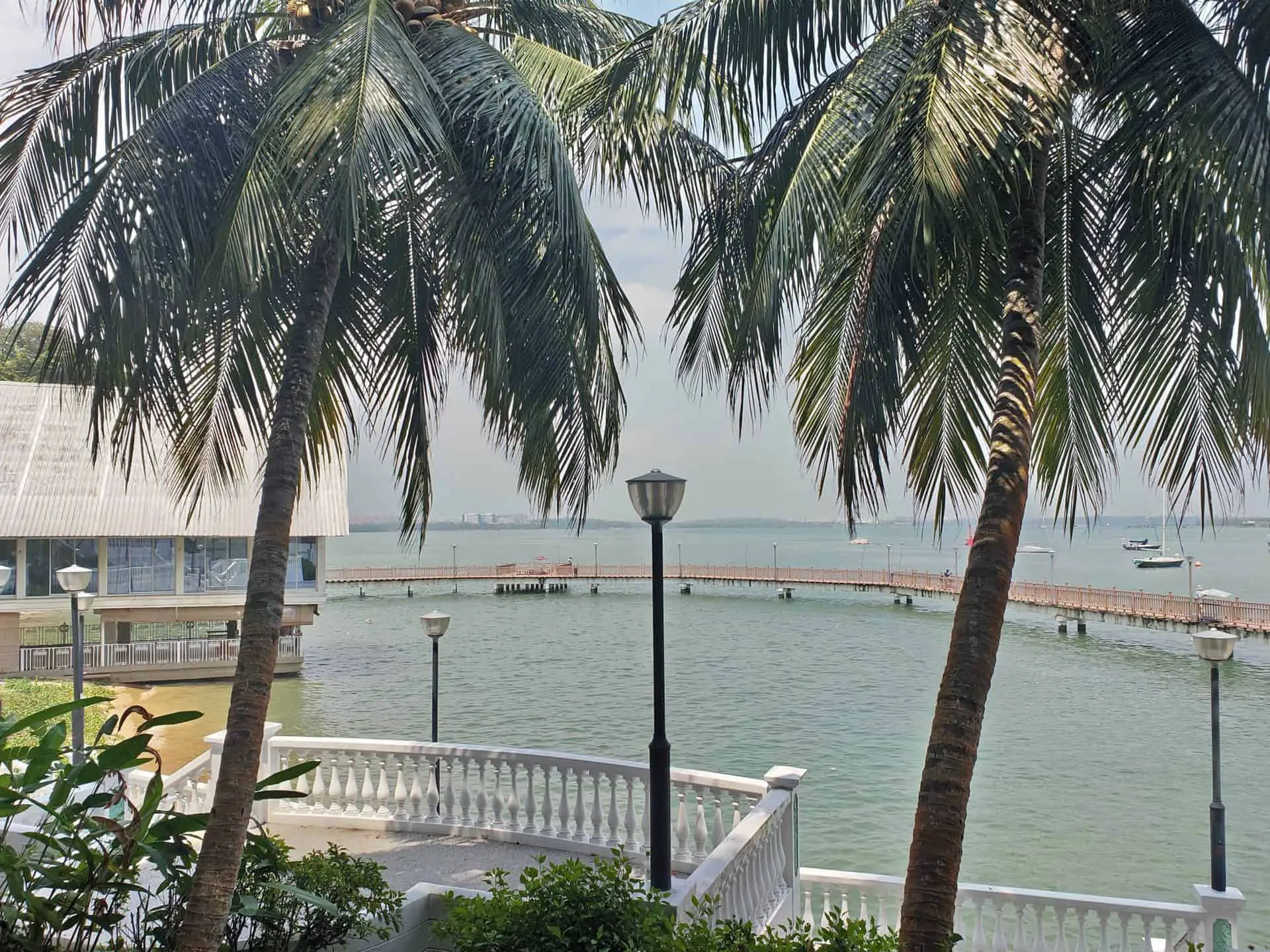 https://mdw-travel-data-us-east-1.s3.amazonaws.com/img/country/Singapore/Changi-Boardwalk/img_01.jpg