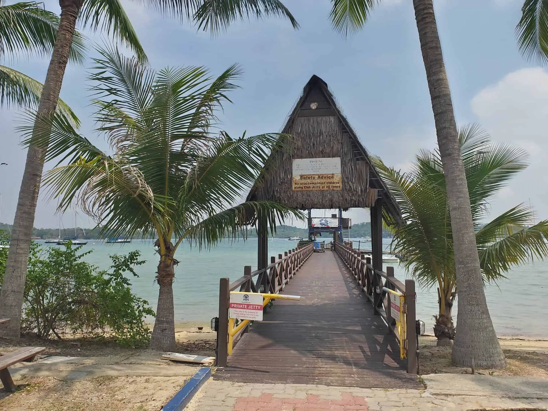 https://mdw-travel-data-us-east-1.s3.amazonaws.com/img/country/Singapore/Changi-Boardwalk/img_04.jpg