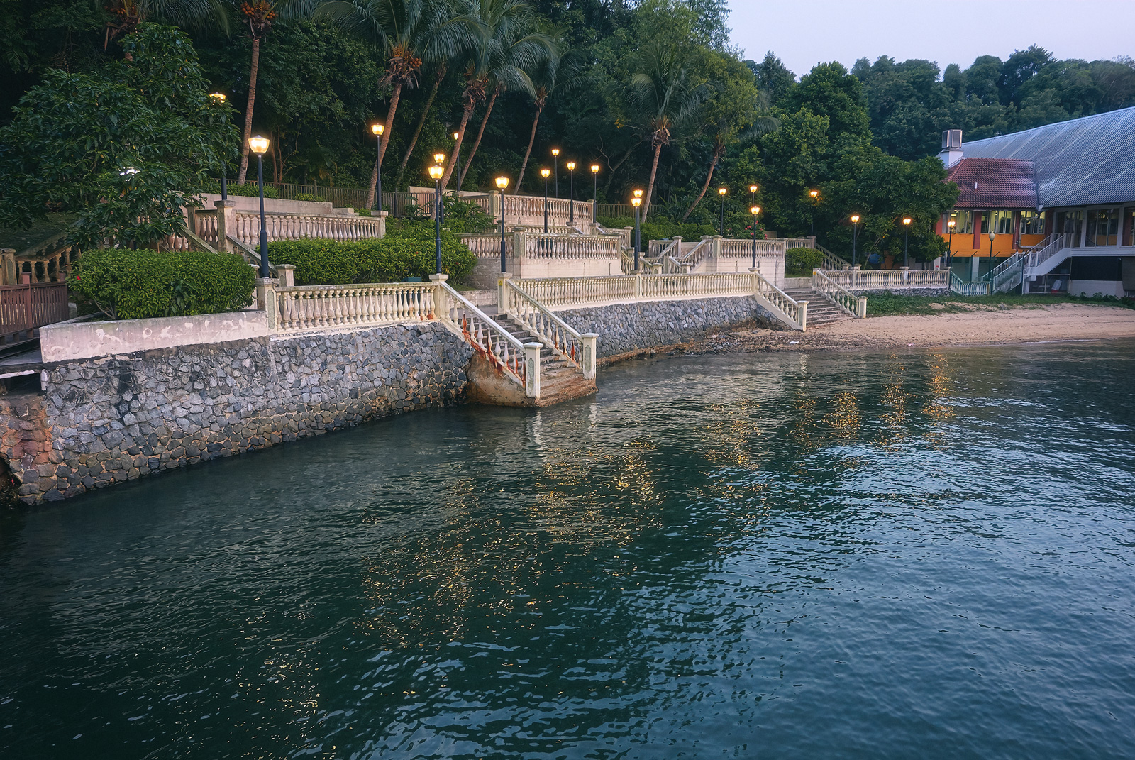 https://mdw-travel-data-us-east-1.s3.amazonaws.com/img/country/Singapore/Changi-Boardwalk/img_05.jpg