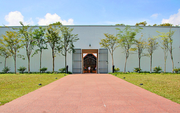 https://mdw-travel-data-us-east-1.s3.amazonaws.com/img/country/Singapore/Changi-Chapel-and-Museum/img_02.jpg