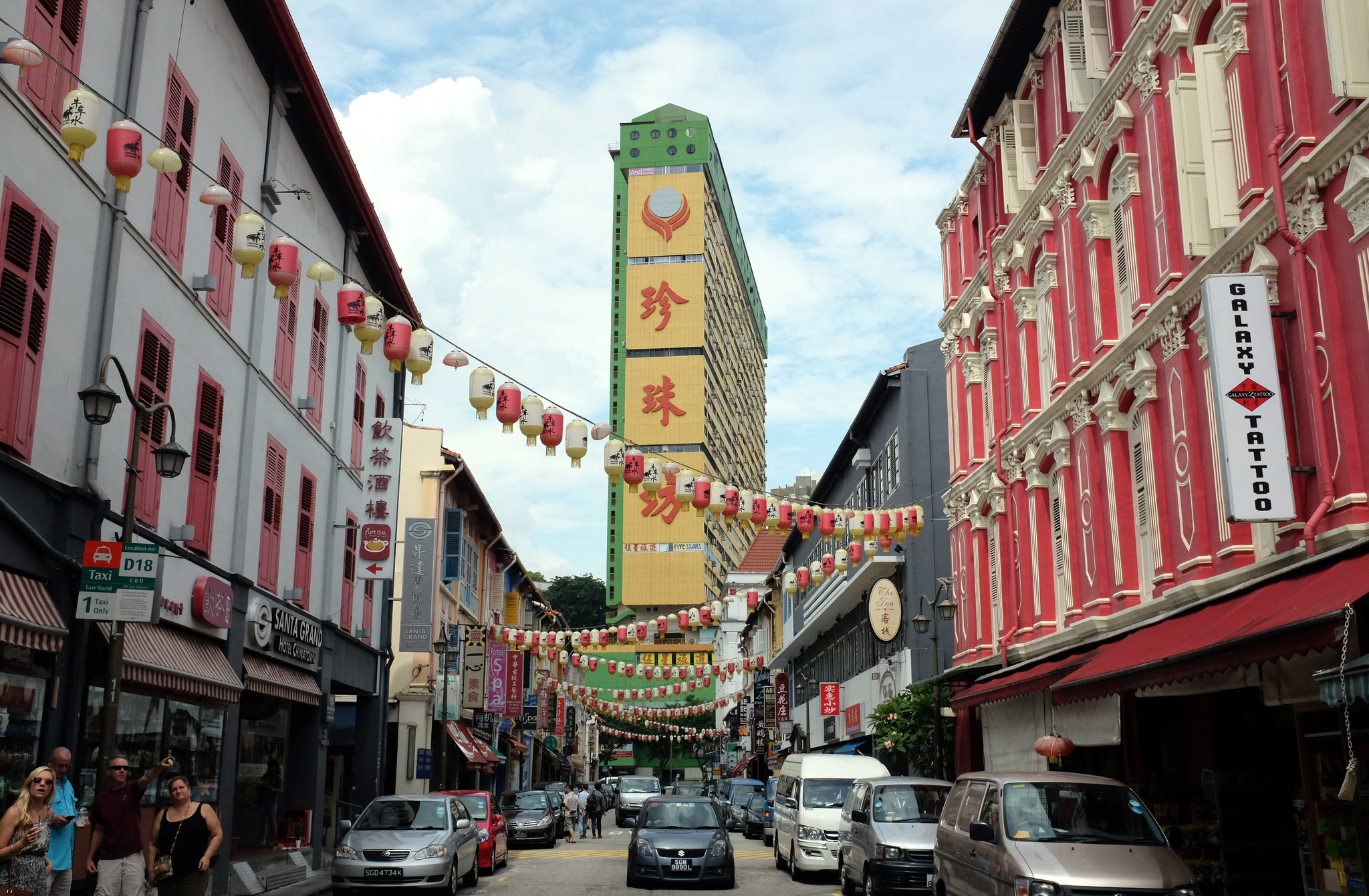 https://mdw-travel-data-us-east-1.s3.amazonaws.com/img/country/Singapore/Chinatown-Complex/img_02.jpg