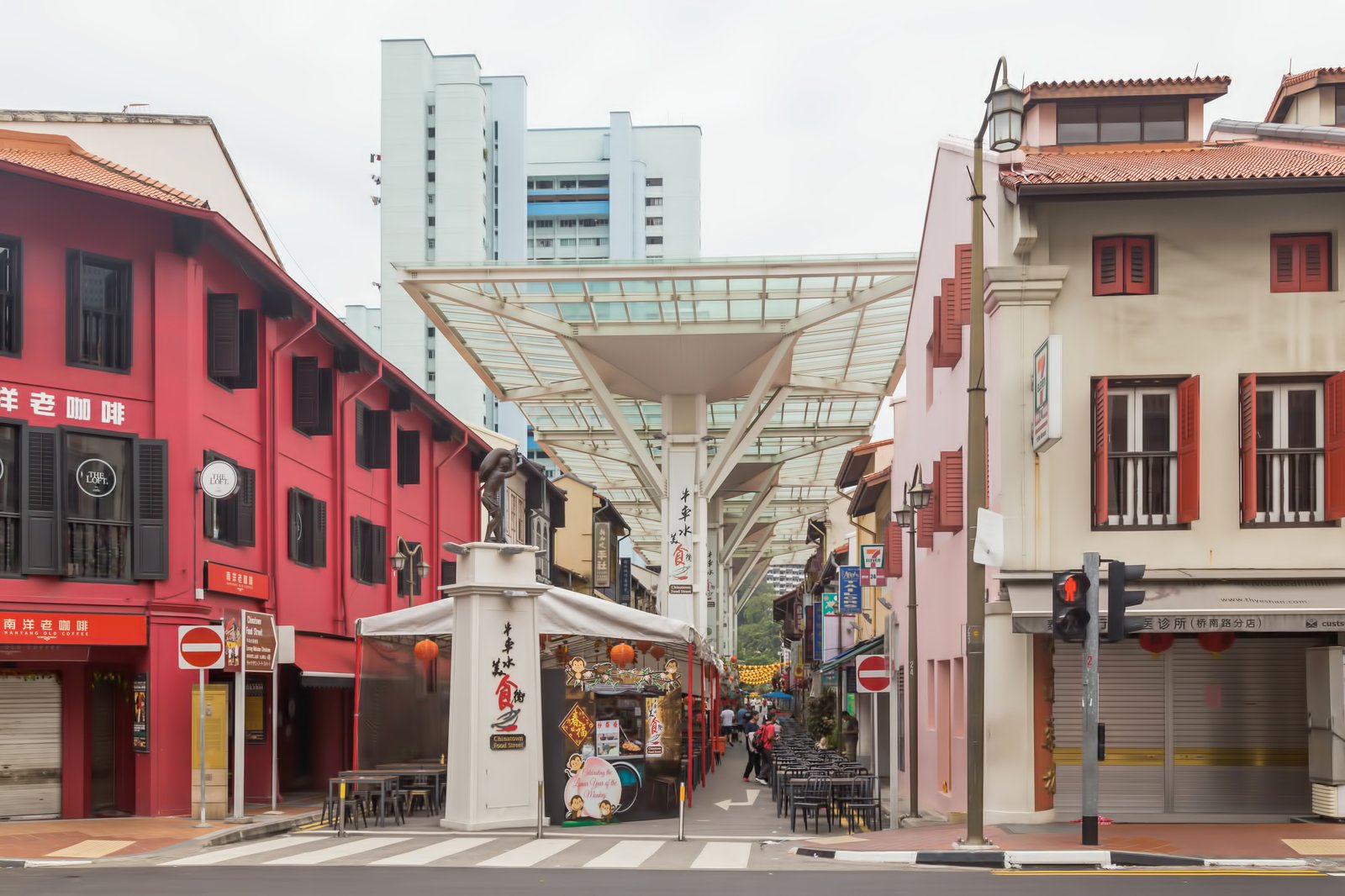 https://mdw-travel-data-us-east-1.s3.amazonaws.com/img/country/Singapore/Chinatown-Food-Street/img_03.jpg