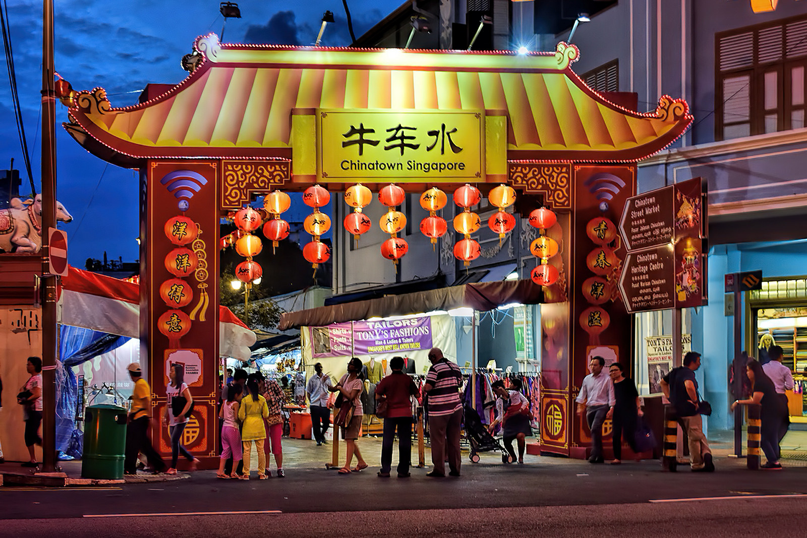 https://mdw-travel-data-us-east-1.s3.amazonaws.com/img/country/Singapore/Chinatown-Street-Markets/img_00.jpg