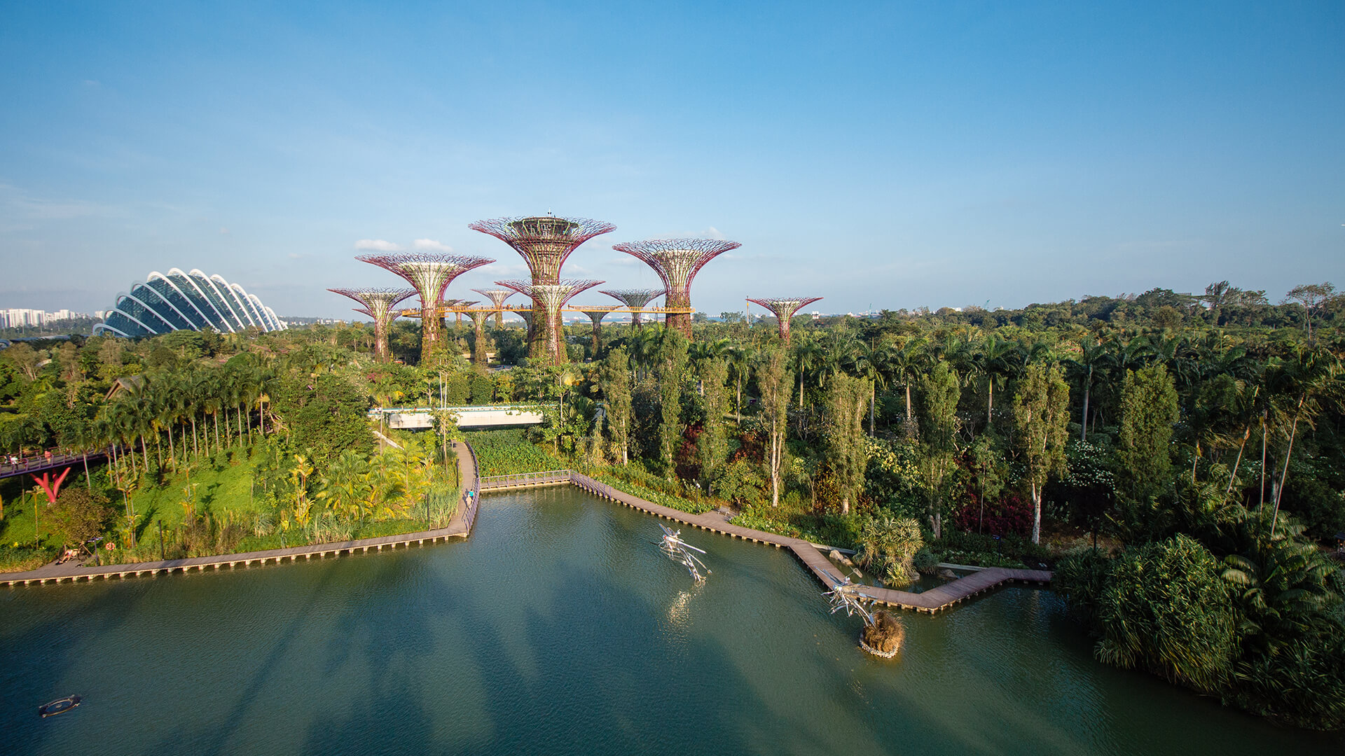 https://mdw-travel-data-us-east-1.s3.amazonaws.com/img/country/Singapore/Dragonfly-and-Kingfisher-Lakes/img_01.jpg