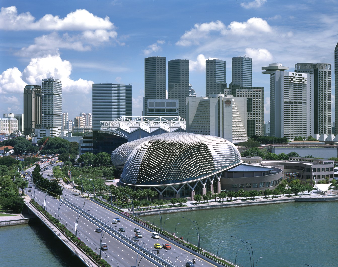 https://mdw-travel-data-us-east-1.s3.amazonaws.com/img/country/Singapore/Esplanade---Theatres-on-the-Bay/img_01.jpg