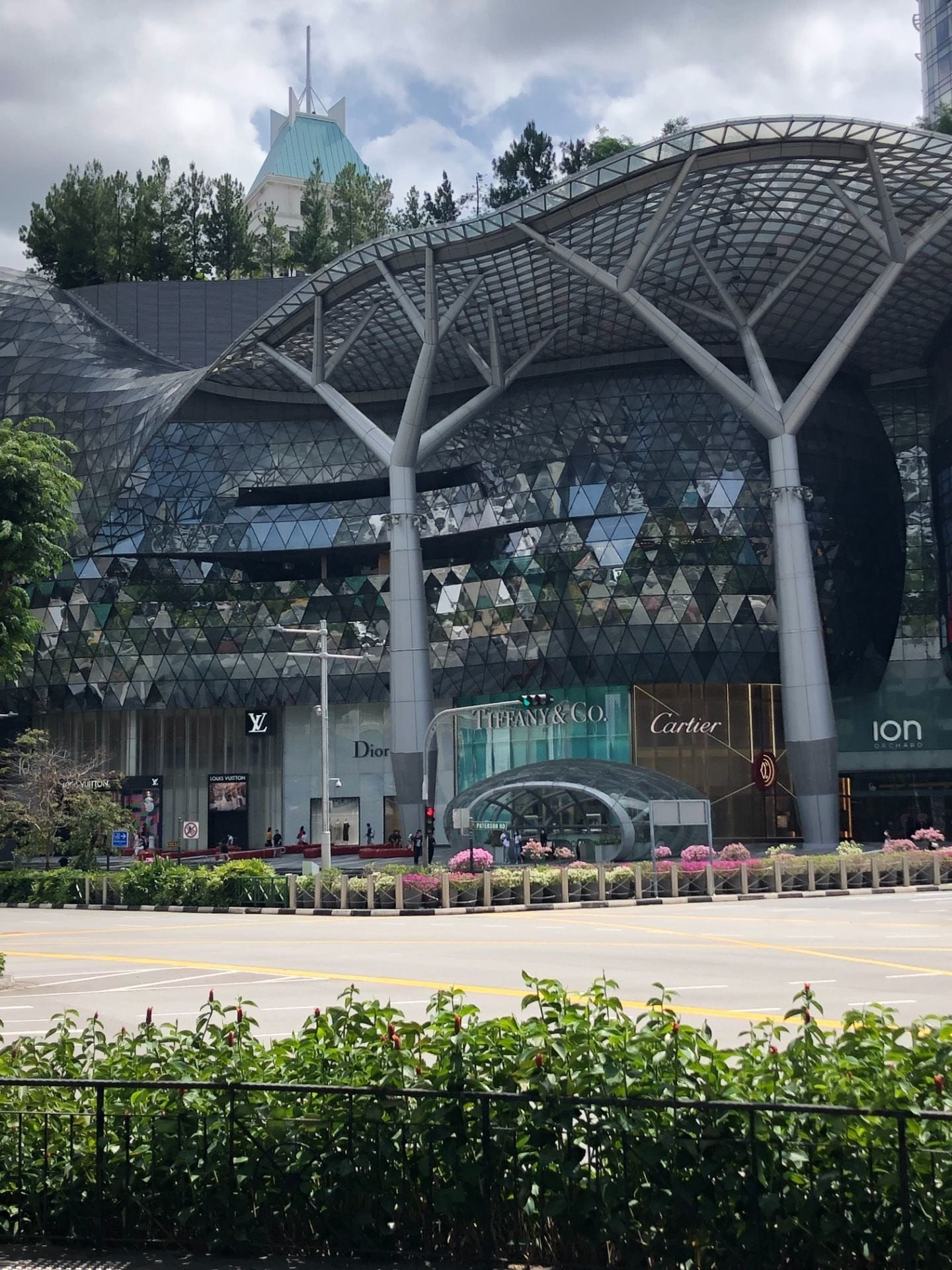 https://mdw-travel-data-us-east-1.s3.amazonaws.com/img/country/Singapore/ION-Orchard/img_01.jpg