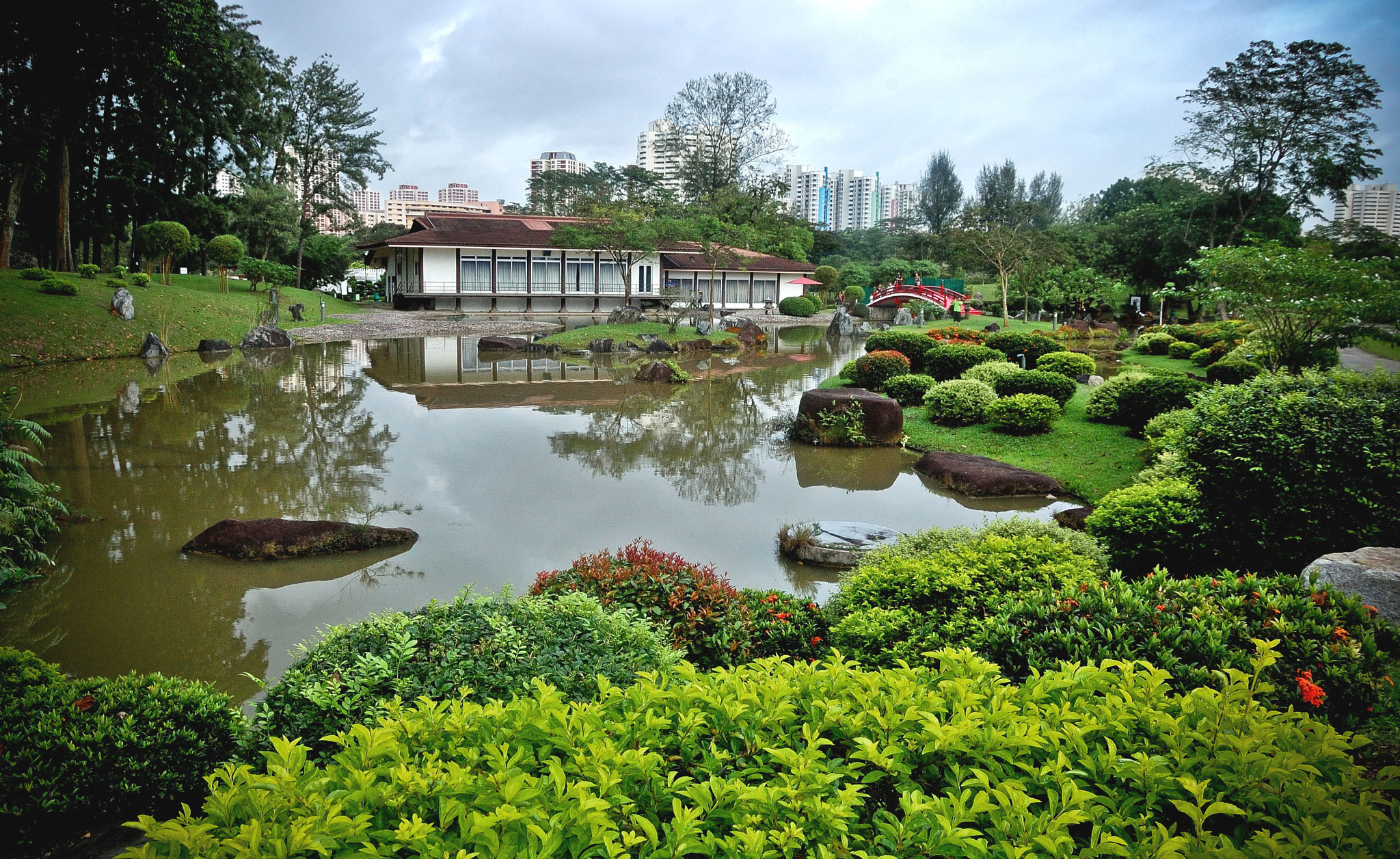https://mdw-travel-data-us-east-1.s3.amazonaws.com/img/country/Singapore/Japanese-Garden/img_01.jpg