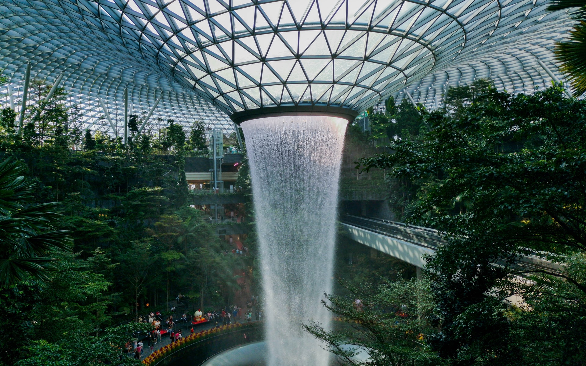 https://mdw-travel-data-us-east-1.s3.amazonaws.com/img/country/Singapore/Jewel-Changi-Airport/img_03.jpg
