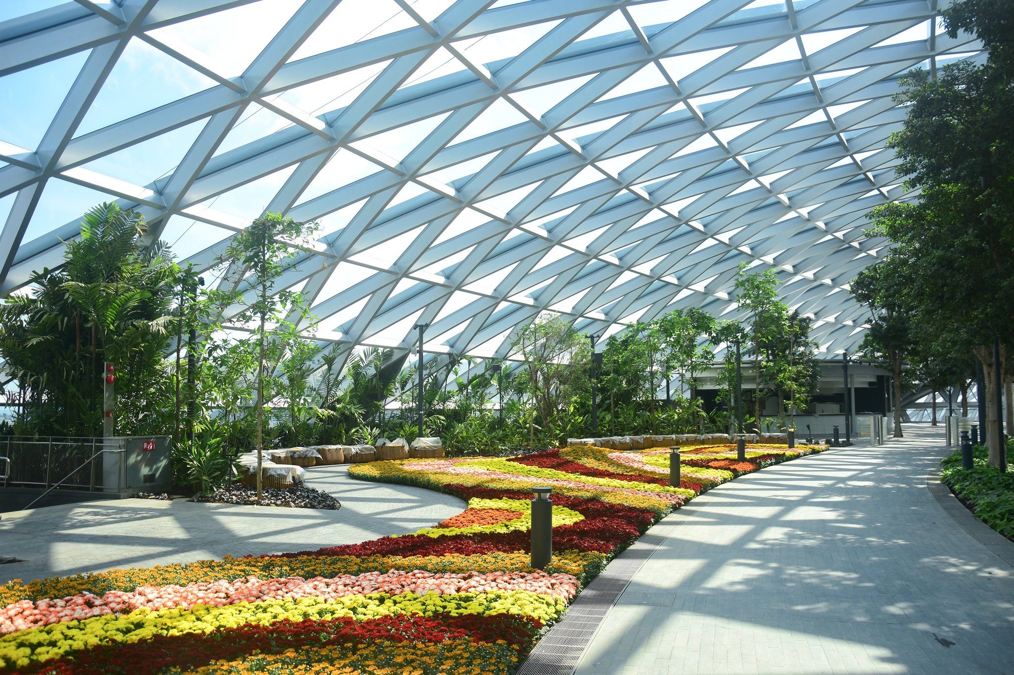 https://mdw-travel-data-us-east-1.s3.amazonaws.com/img/country/Singapore/Jewel-Changi-Airport/img_04.jpg