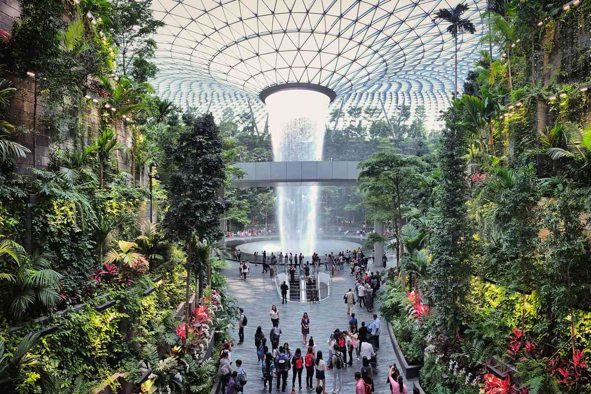 https://mdw-travel-data-us-east-1.s3.amazonaws.com/img/country/Singapore/Jewel-Changi-Airport/img_05.jpg