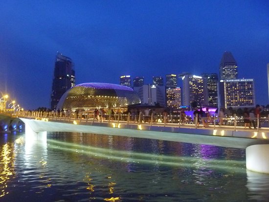 https://mdw-travel-data-us-east-1.s3.amazonaws.com/img/country/Singapore/Jubilee-Bridge/img_03.jpg