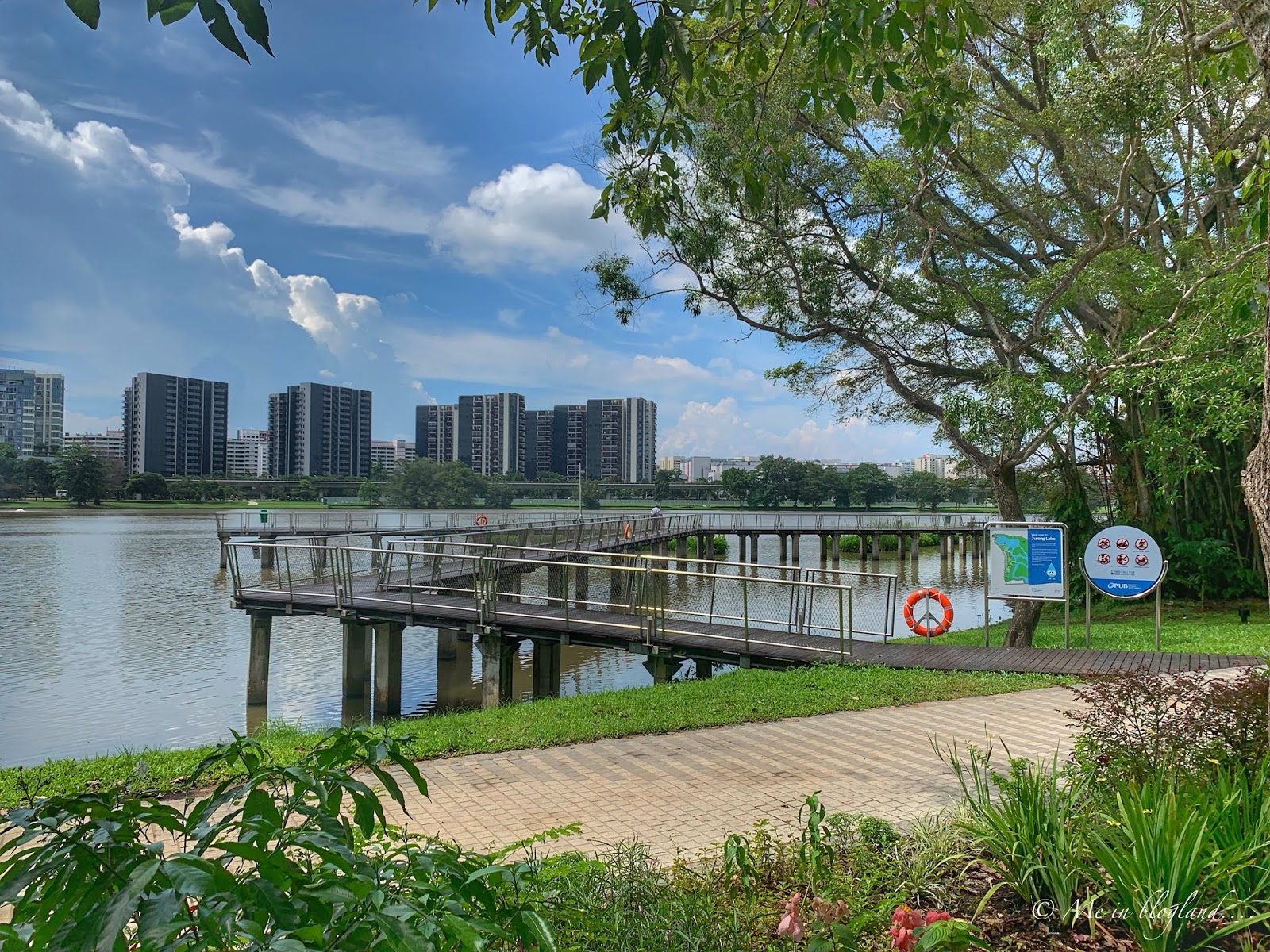 https://mdw-travel-data-us-east-1.s3.amazonaws.com/img/country/Singapore/Jurong-Lake-Gardens/img_02.jpg