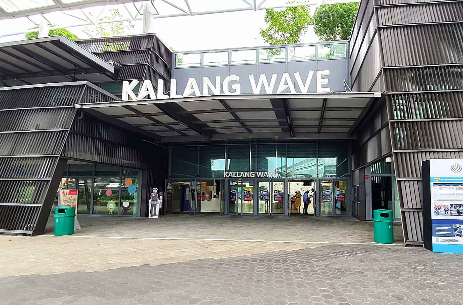 https://mdw-travel-data-us-east-1.s3.amazonaws.com/img/country/Singapore/Kallang-Wave-Mall/img_00.jpg