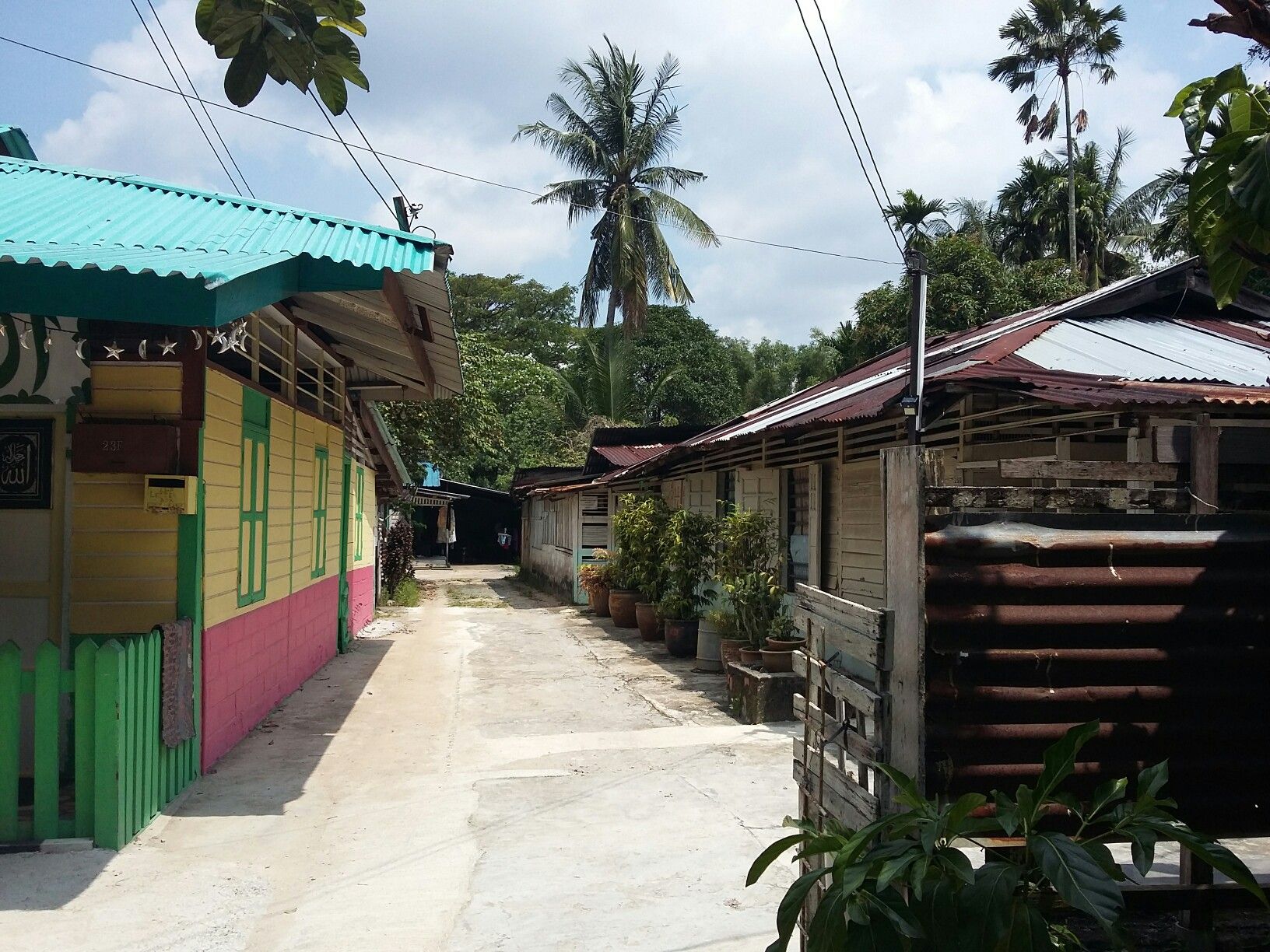 https://mdw-travel-data-us-east-1.s3.amazonaws.com/img/country/Singapore/Kampung-Buangkok/img_01.jpg