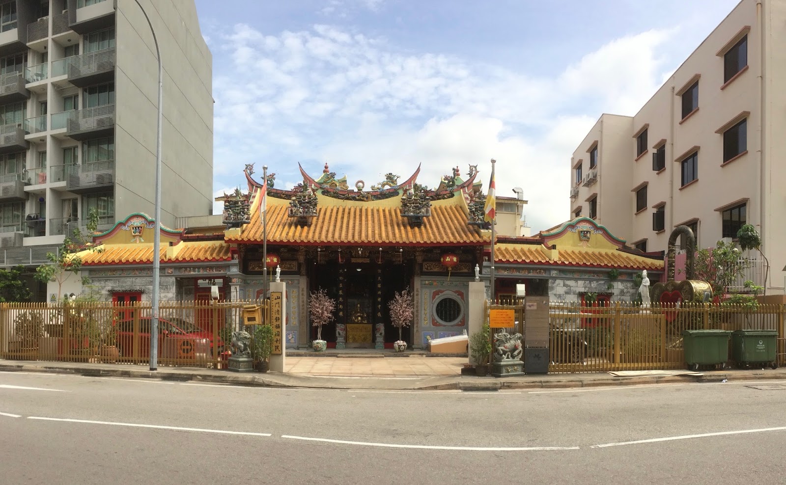 https://mdw-travel-data-us-east-1.s3.amazonaws.com/img/country/Singapore/Leong-San-See-Temple/img_00.jpg
