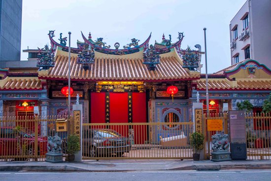https://mdw-travel-data-us-east-1.s3.amazonaws.com/img/country/Singapore/Leong-San-See-Temple/img_01.jpg
