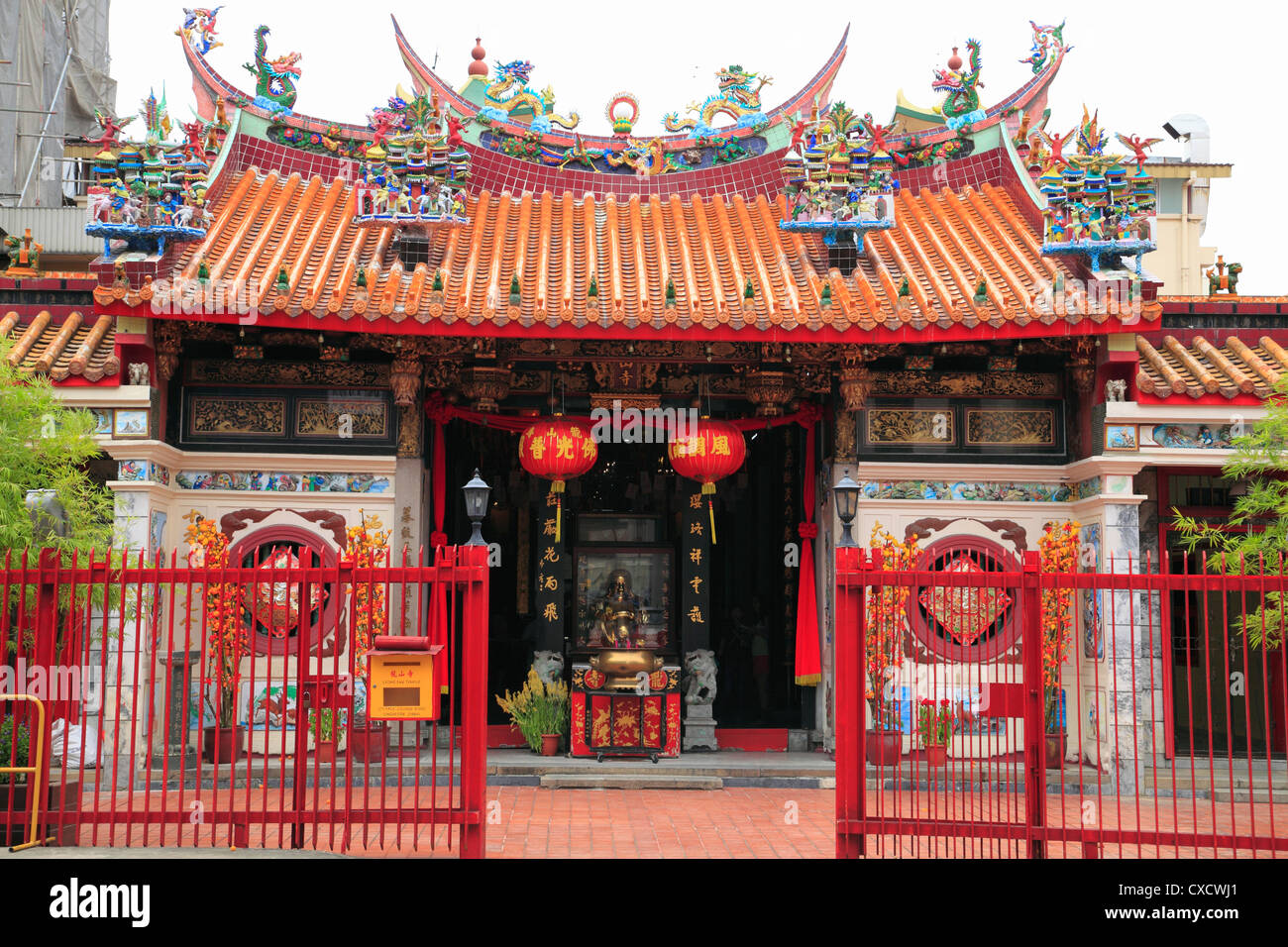 https://mdw-travel-data-us-east-1.s3.amazonaws.com/img/country/Singapore/Leong-San-See-Temple/img_02.jpg