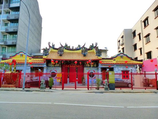 https://mdw-travel-data-us-east-1.s3.amazonaws.com/img/country/Singapore/Leong-San-See-Temple/img_03.jpg