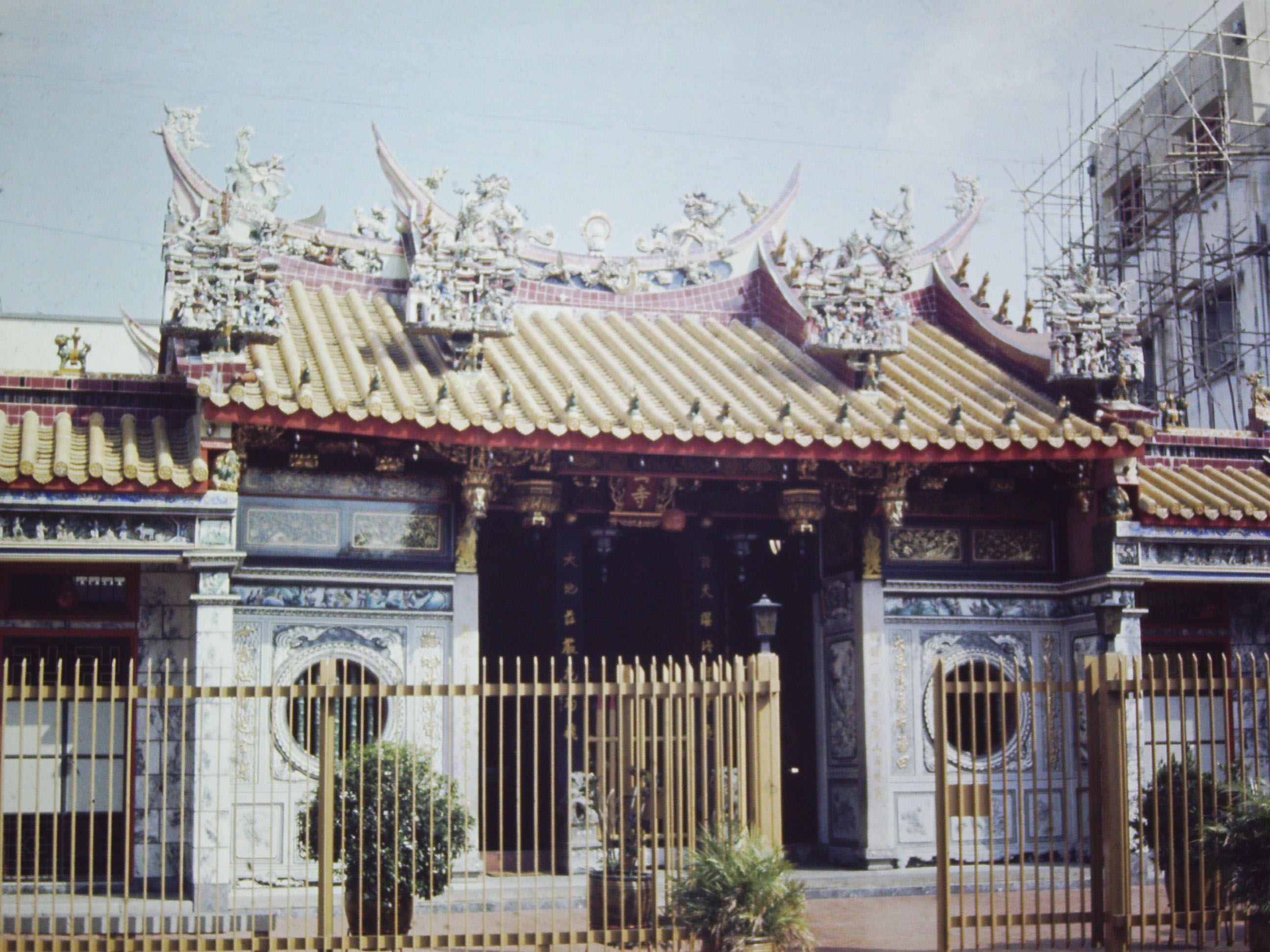 https://mdw-travel-data-us-east-1.s3.amazonaws.com/img/country/Singapore/Leong-San-Temple/img_03.jpg