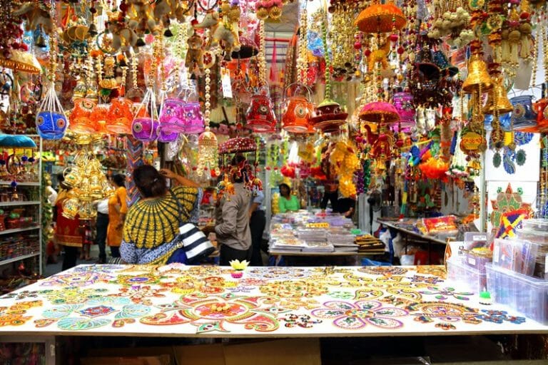 https://mdw-travel-data-us-east-1.s3.amazonaws.com/img/country/Singapore/Little-India-Arcade/img_01.jpg