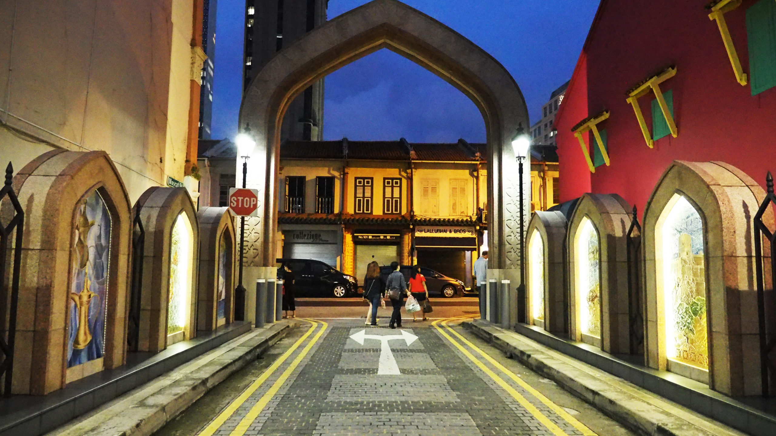 https://mdw-travel-data-us-east-1.s3.amazonaws.com/img/country/Singapore/Muscat-Street/img_01.jpg