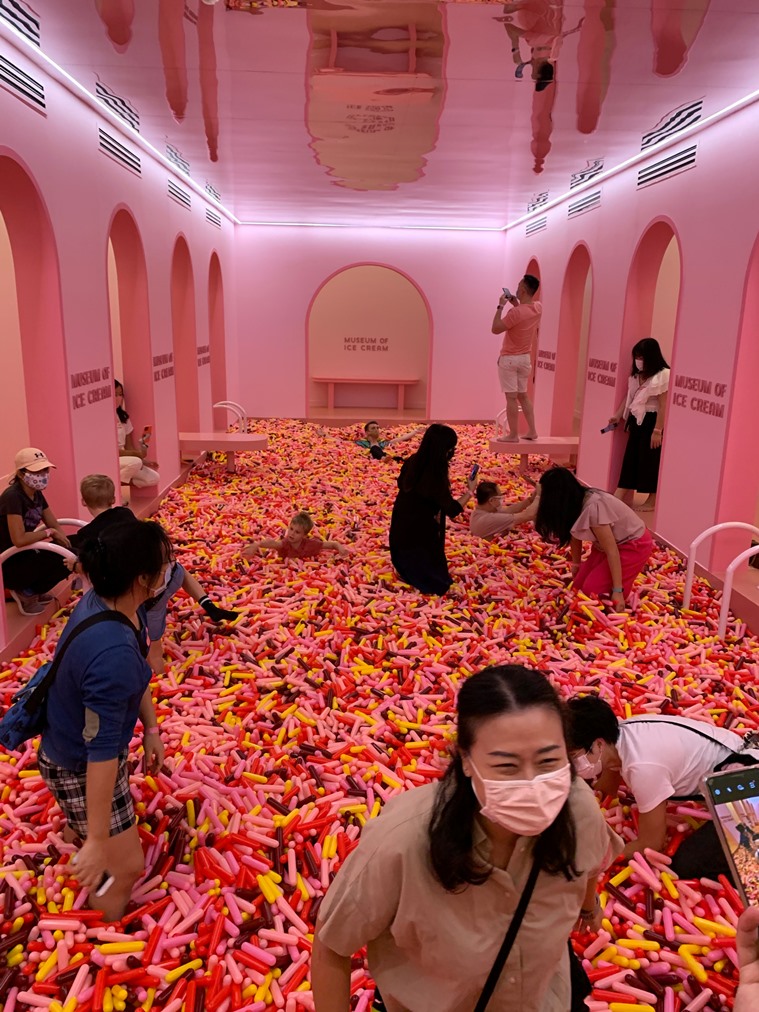 https://mdw-travel-data-us-east-1.s3.amazonaws.com/img/country/Singapore/Museum-of-Ice-Cream/img_03.jpg