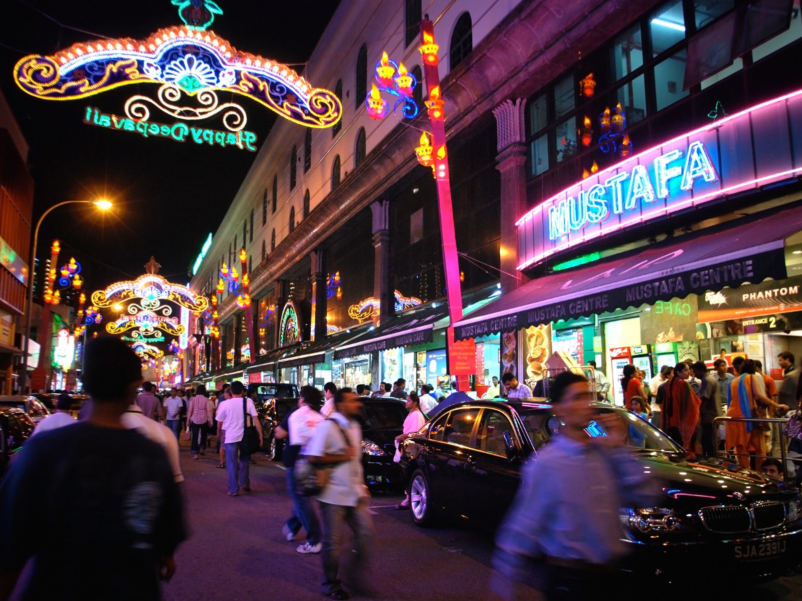 https://mdw-travel-data-us-east-1.s3.amazonaws.com/img/country/Singapore/Mustafa-Centre/img_01.jpg